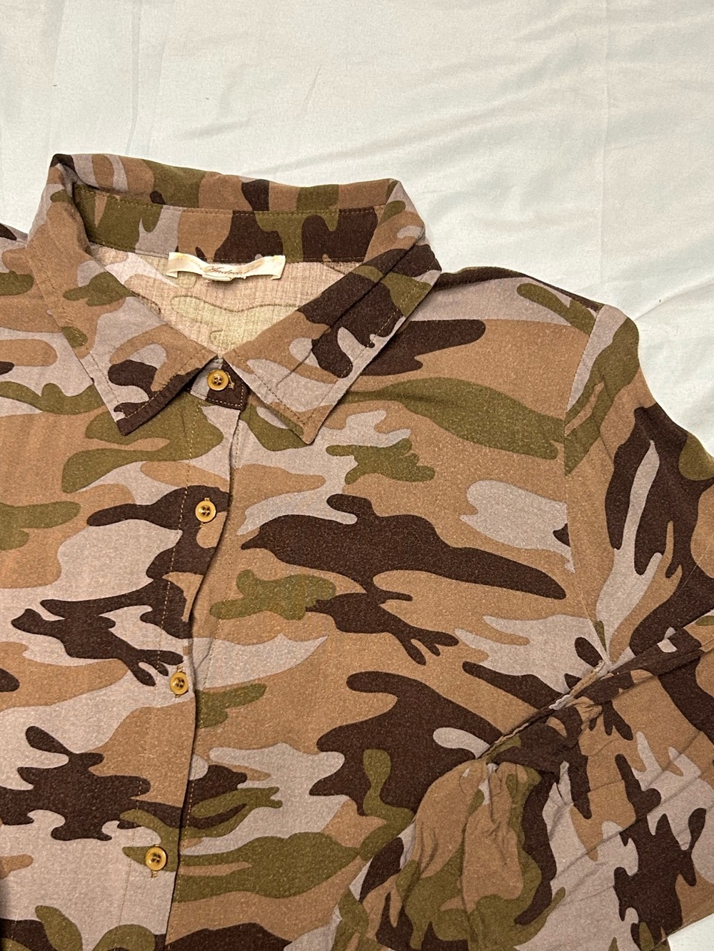 Women’s Andree size Medium Camo Button-Down Shirt - Brown Green Camouflage